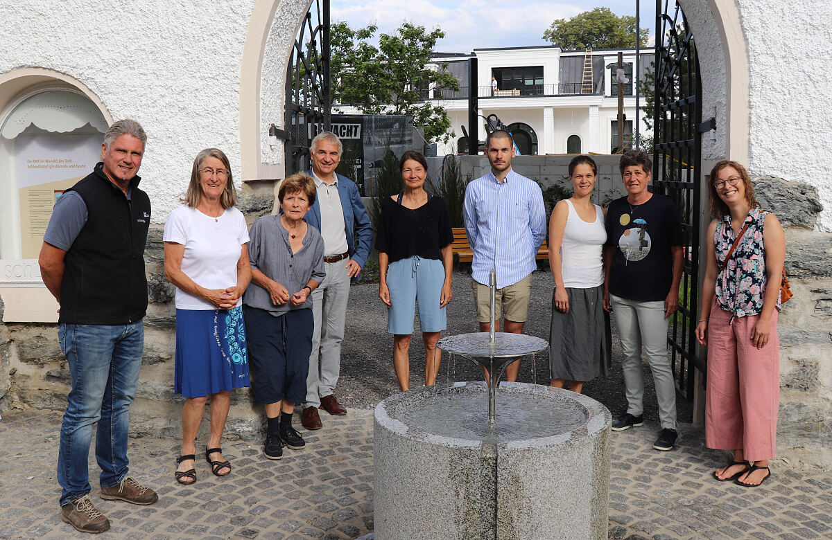 210813_vorplatzschlosshoteligls_js