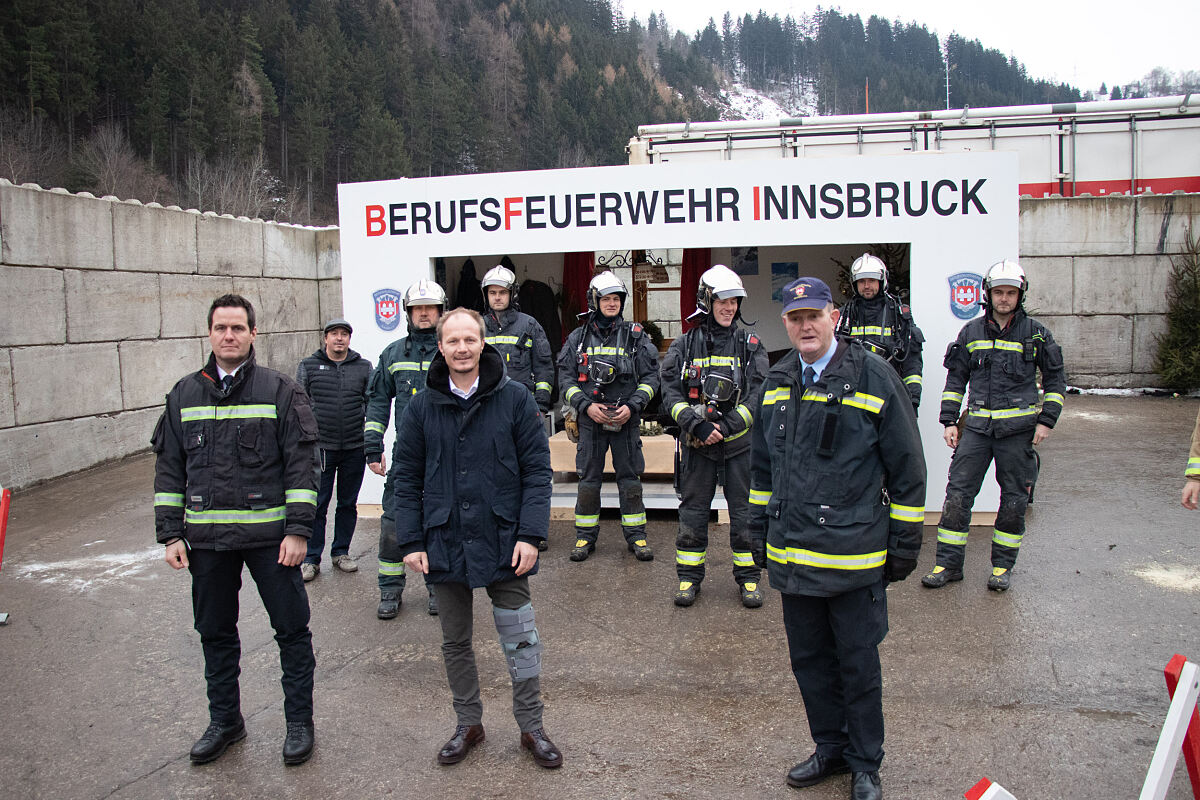 211217_christbaum_brennt_anzengruber_berufsfeuerwehr_1-c-wg