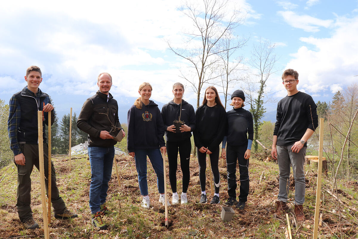 220426_aufforstung_schueler_taubental1_md