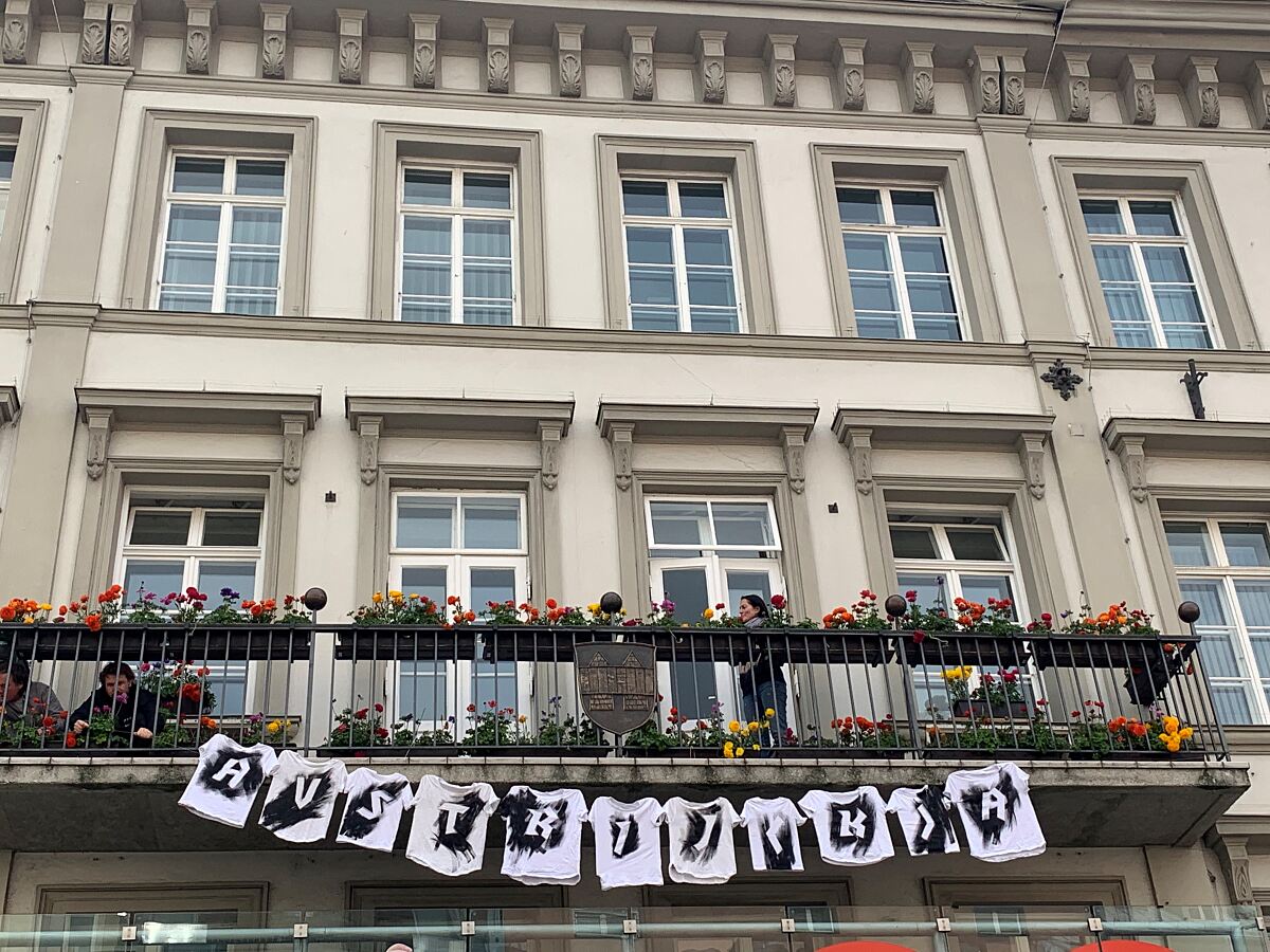 220503_kunstaktion_rathaus_balkon_nahe_kl