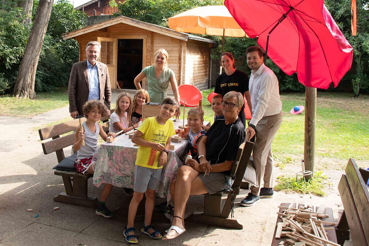 220721_bauen_schuelerhort_domanigweg_gruppenfoto_1