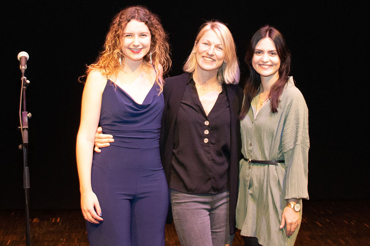 221129_poetry-slam-preis_traegerinnen-klein