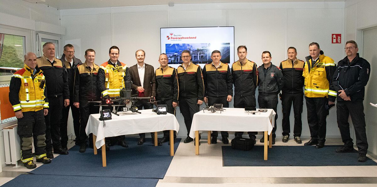 221205_bfi_drohnen_gruppe_fb