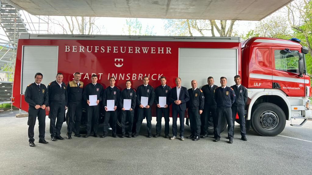230523_absolventinnen_grundlehrgang_berufsfeuerwehr_innsbruck