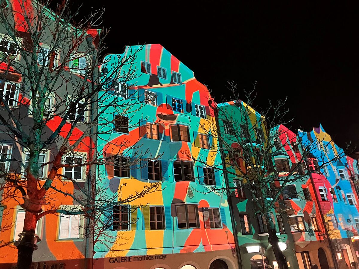 231230_silvester_mapping_haeuserzeile_mariahilf_as