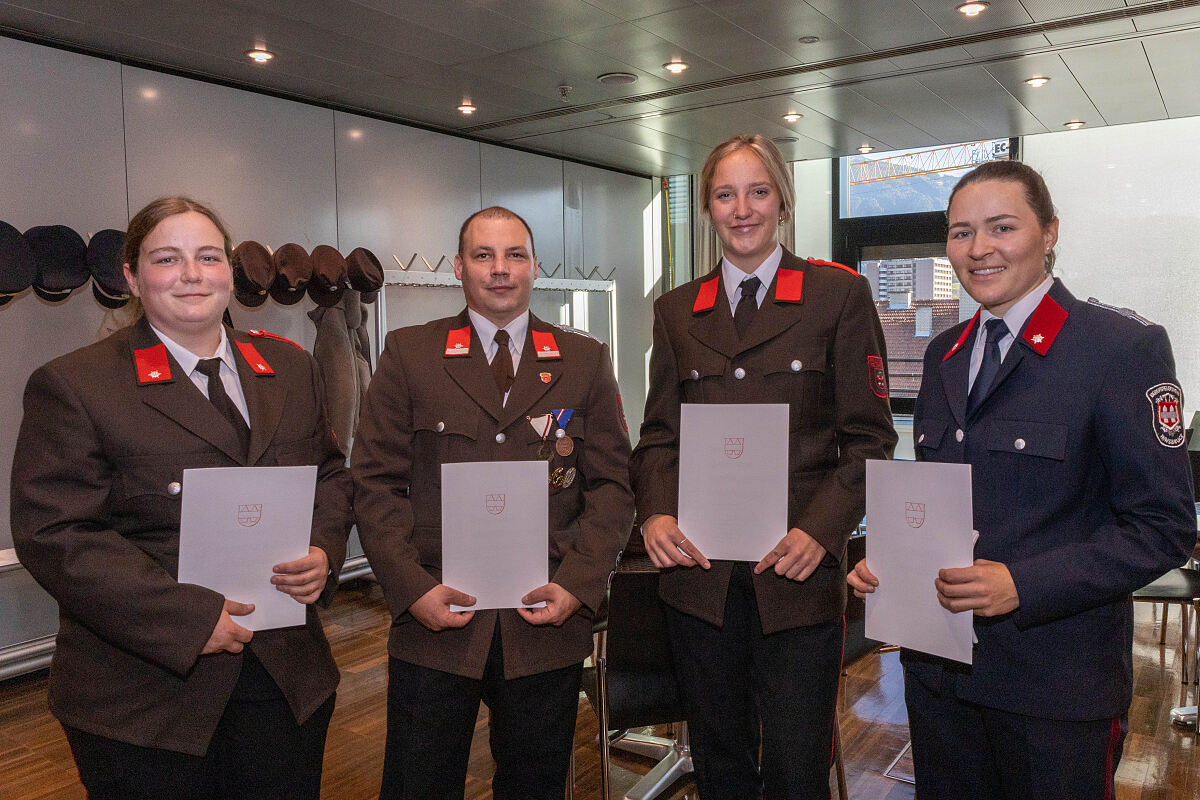 241021_ehrung_feuerwehrleute_unwetter_einsatz_noe_2_mf