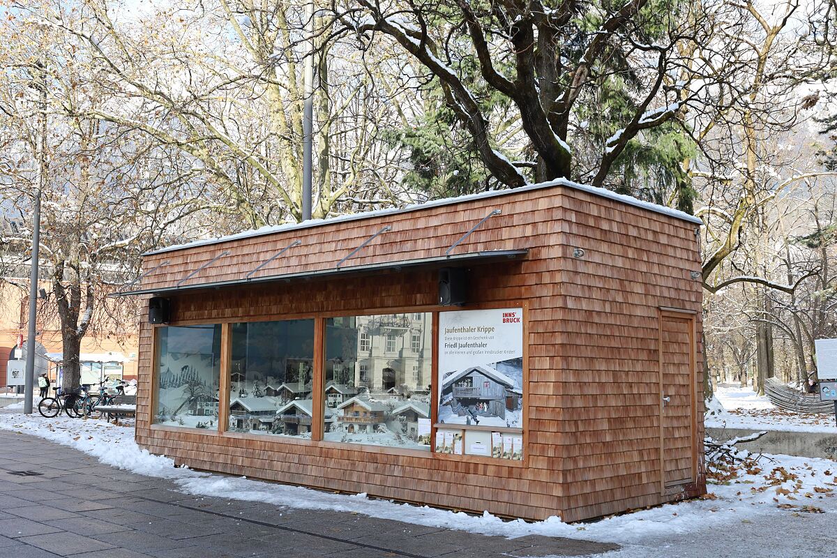 231205_jaufenthalerkrippe_neben-landestheater_as_kl