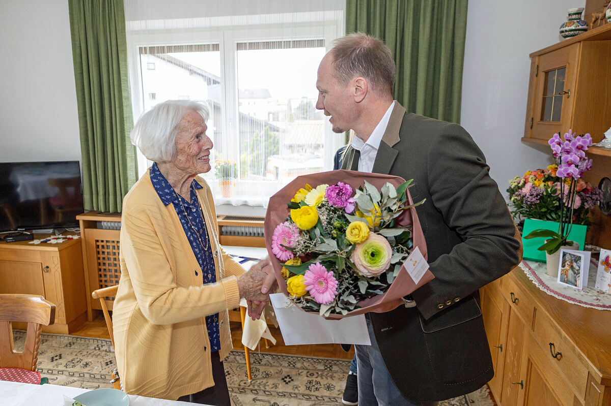 250310_geburtstagsbesuch_aloisia_poell_fb_1