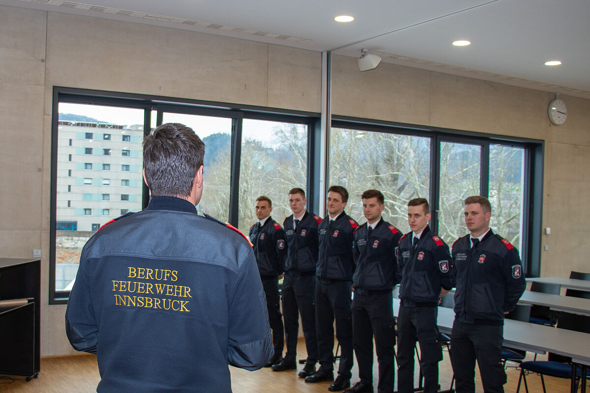 250327_zeugnisverleihung_grundlehrgang_berufsfeuerwehr_3_mf