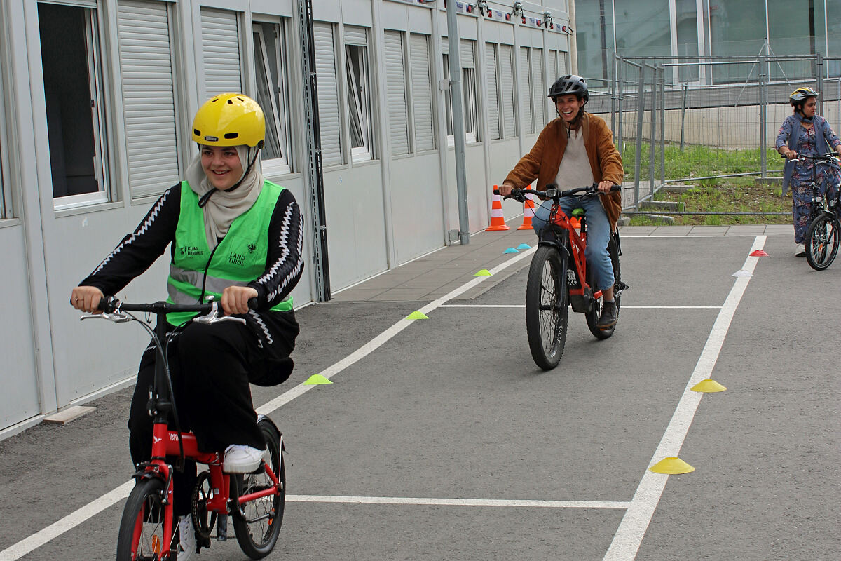250527_radkurs_trientlgasse_fluechtlinge_2_-klimabuendnis-tirol