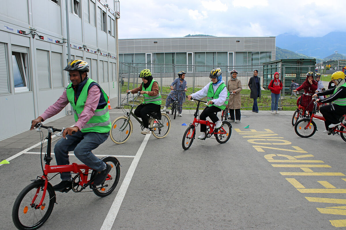 250527_radkurs_trientlgasse_fluechtlinge_3_-klimabuendnis-tirol