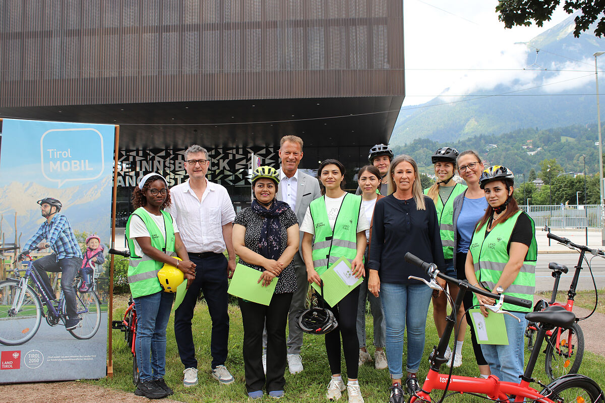 250630_klimabuendnis_radkurs_teilnahmezertifikate_gruppenfoto_-_klimabuendnis