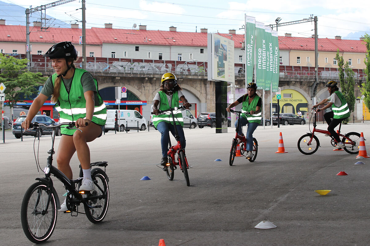 250630_klimabuendnis_radkurs_teilnahmezertifikate_actionfoto_-_klimabuendnis
