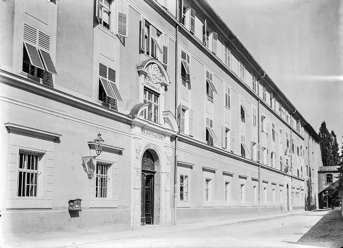 60_61_blick-auf-das-gebaeude-herrengasse-1-und-3-richtung-hofgarten-auf-die-eingangstuer-die-mit-k-k-statthalterei-beschriftet-ist-archivsignatur-ph-pl-678