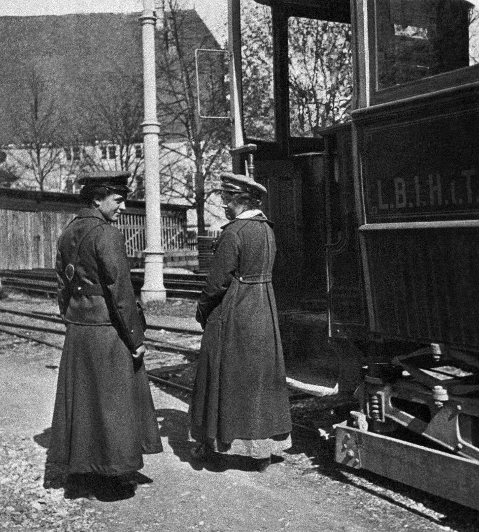 60_61_wagenfuehrerin-und-schaffnerin-auf-der-lokalbahnlinie-innsbruck-hall-i-t-waehrend-des-ersten-weltkrieges-archivsignatur-ph-13600