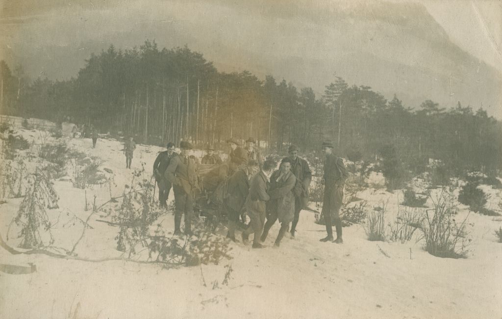 60_61_abb3_holzaktion-der-universitaet-kroese-und-karl-hutter-oktober-1919