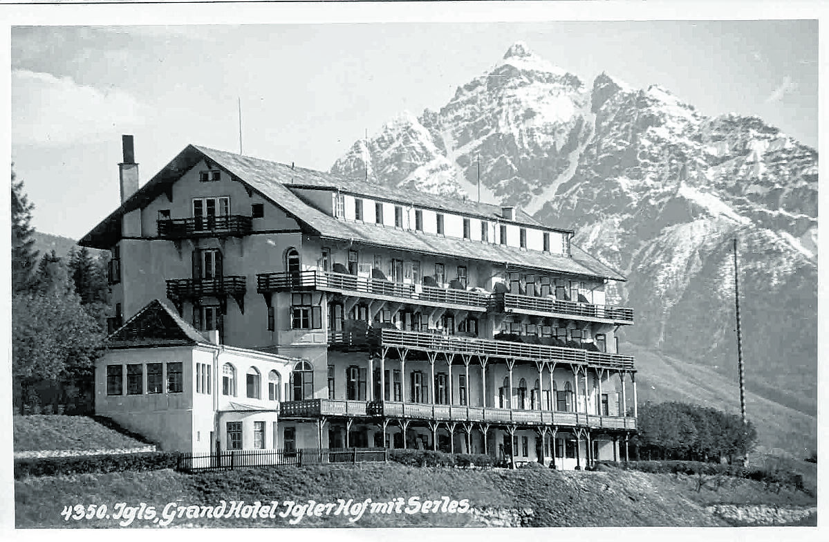 44-45_ph-31532_igler-hof-mit-serles