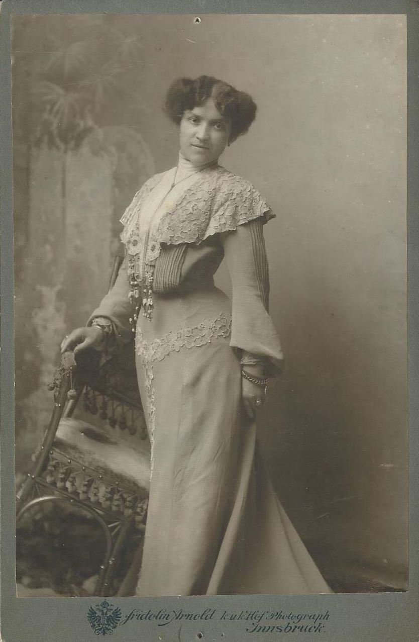 58_59_helene_kuen_atelieraufnahme02