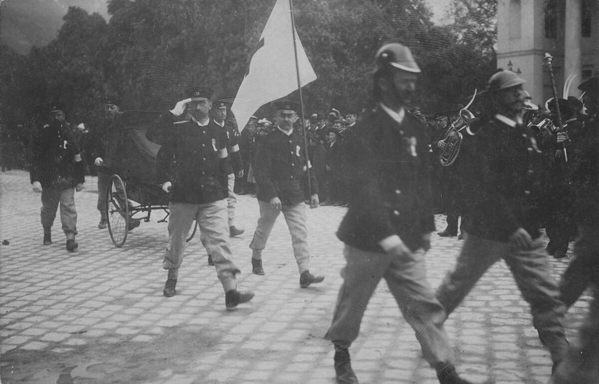 58_59_abb3_352_r_rettungsabteilung_vor_dem_stadttheater_1907