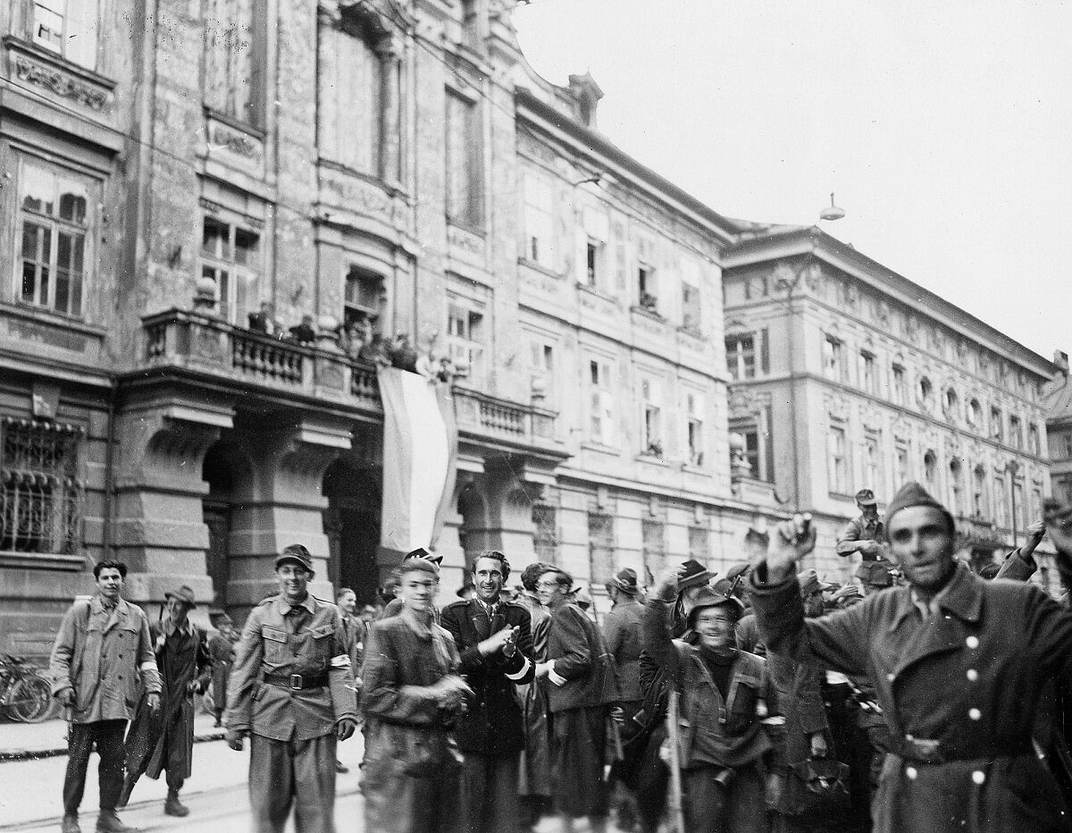 58_59_maria-theresien-strasse-befreiung-innsbruck-1945-05-03-national-archives-and-records-administration-nara