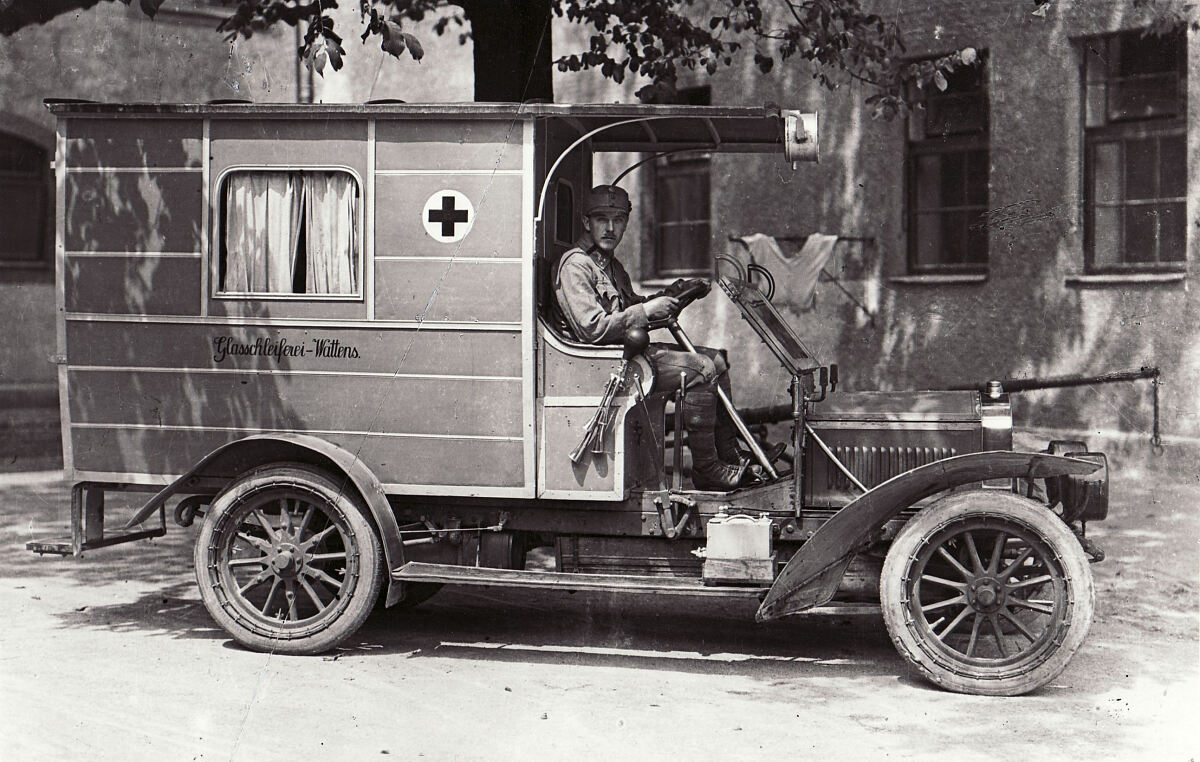 58-59_fot1915-2_der_erste_sanitaetskraftwagen_sca_v_1-303