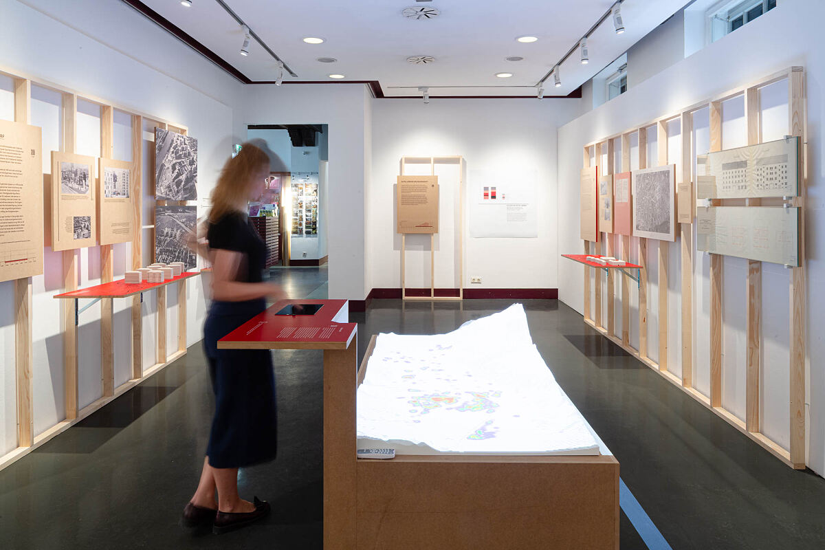 42-43_2025_05_14_suche-wohnung_155626-blick-in-die-ausstellung