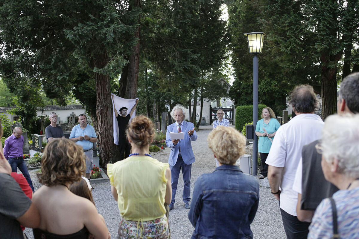 online_fueloep_muehlauer-friedhof-abend-wanderlesung-foto-erich-peristi-2