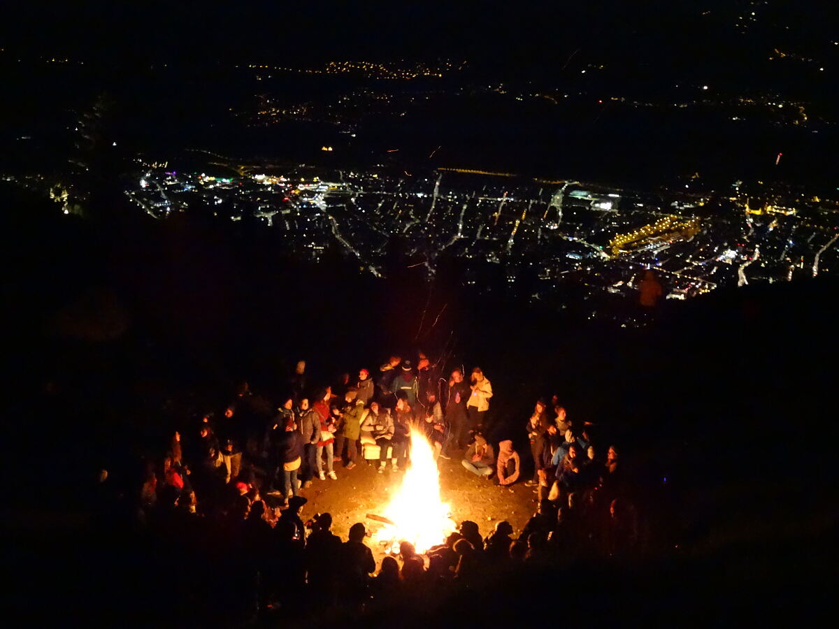 34_35_wetterleuchten_feuer-von-oben-mit-ibk